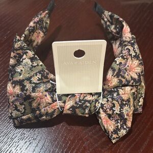 Ava & Aiden Elegant Floral Headband - Black and Pink